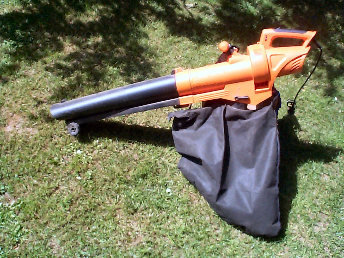 How to use leaf blower vacuum